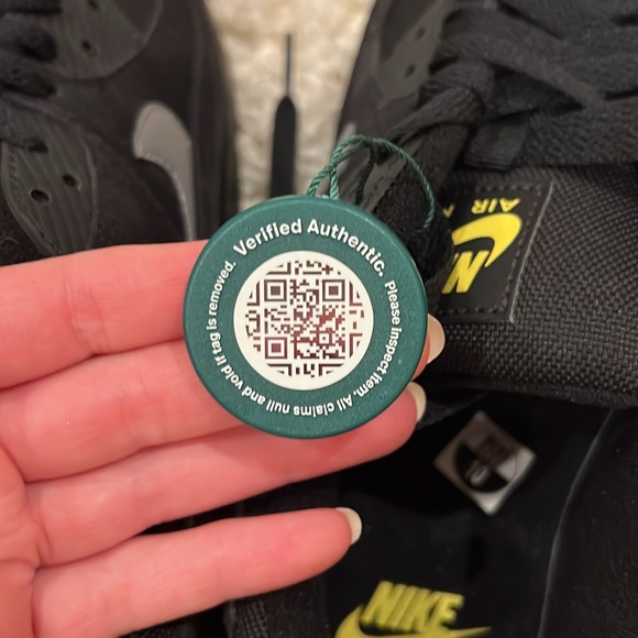 Never worn: Nike Air Max 90 Black Yellow Strike Metallic Cool Grey - Picture 9 of 10